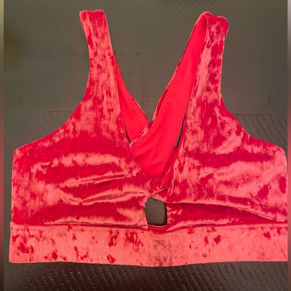 Fabletics sports top in size large no tags. Excellent condition. Red velour.